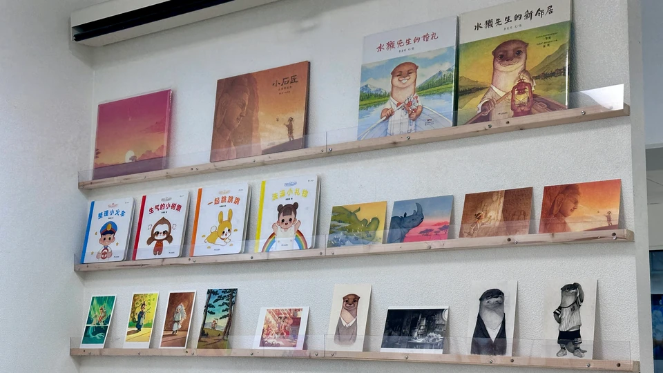 彼此之あいだ展：絵本、ポストカード、キャラクターのイラストの展示