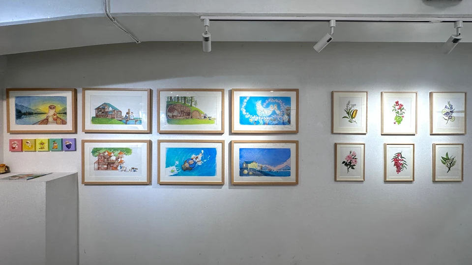 彼此之あいだ展：絵本原画と植物の作品が並ぶ展示壁