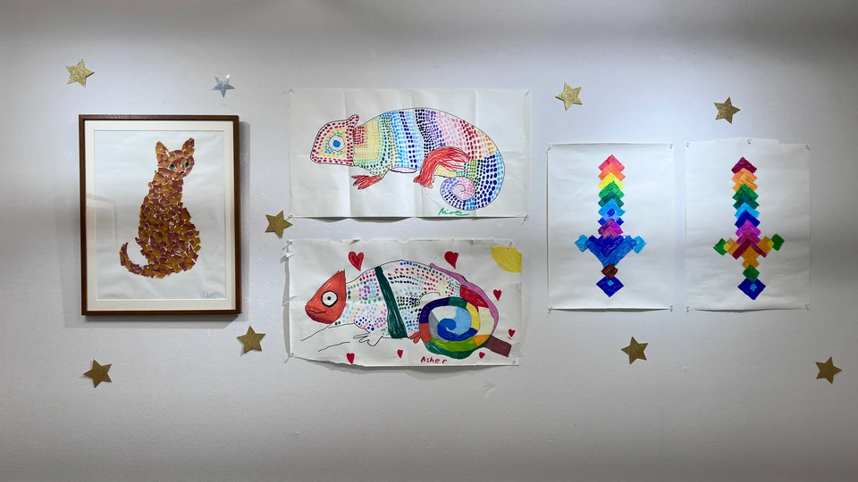 彼此之あいだ展:共に参加した作り手によるコラージュと色彩豊かな絵