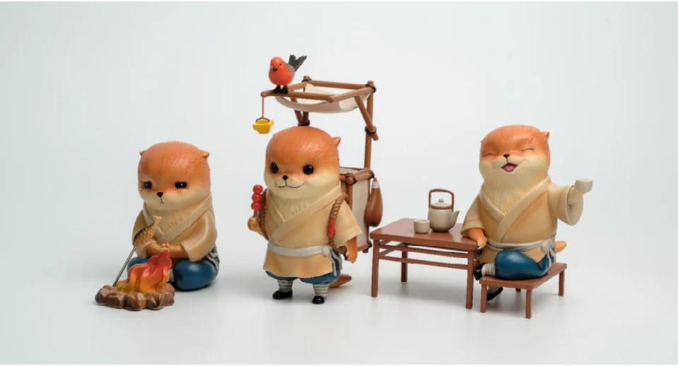 三只水獭武侠玩具与椅子、桌子组成的实物场景