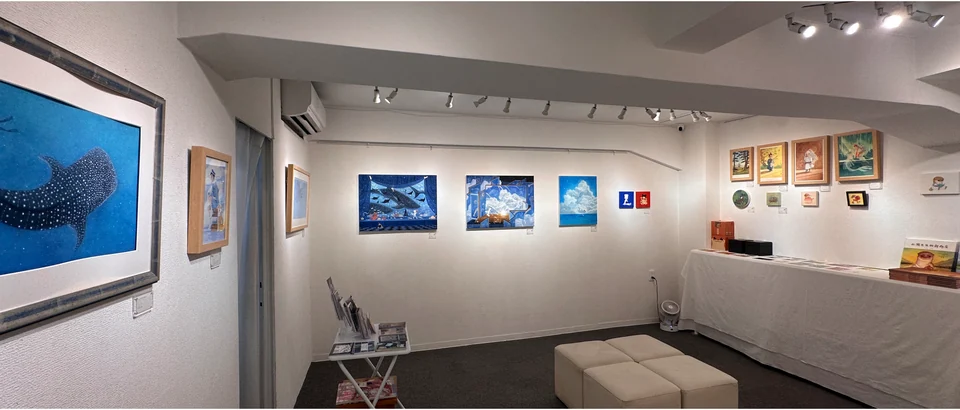 海之日个展的白墙与蓝色绘画