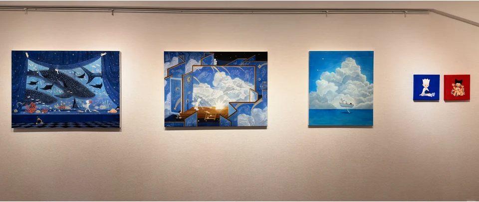 海之日个展，蓝色绘画与小型作品并置