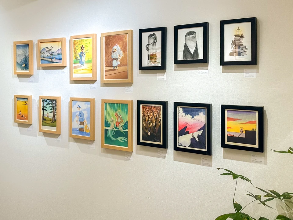 独处与共处的哲思个展:绘本原画与角色绘画展墙