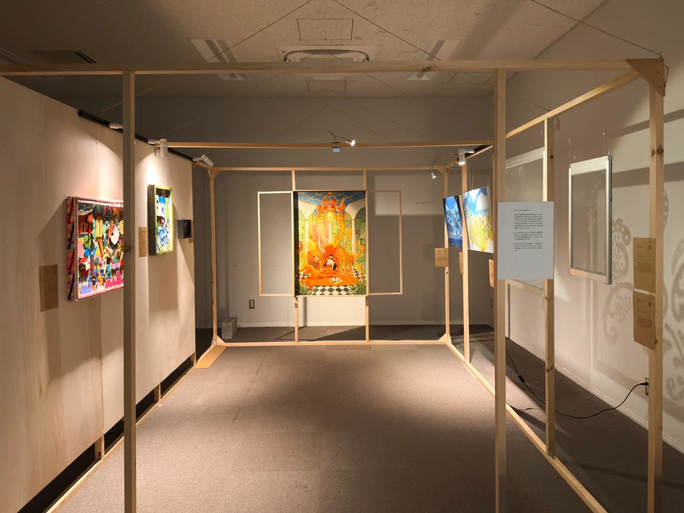 窗展展厅全景与中央悬挂的绘画