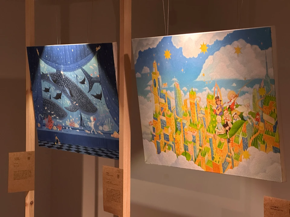 窗展中相邻展示的两幅作品
