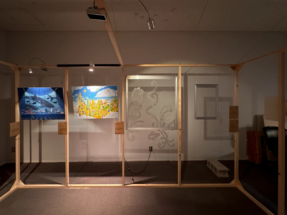 展厅一侧的窗框结构与作品
